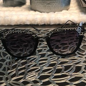 Ellen Tracy sunglasses 🕶